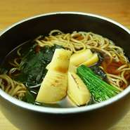 春の味覚「竹の子」が届いてまいりました。
柔らかくてしゃきしゃきとした「筍」と旨みの詰まった「若布」を盛りつけたあったかお蕎麦とご一緒にお愉しみ下さい。