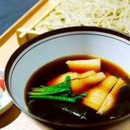 旬の味覚「筍」と「若芽」のつけ汁で自家製せいろ蕎麦をご堪能いただきます春季限定そばです。