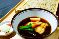 旬の味覚「筍」と「若芽」のつけ汁で自家製せいろ蕎麦をご堪能いただきます春季限定そばです。