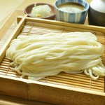 【久露葉亭】の料理人が、毎朝うち立てる自家製の「細打ちうどん」。
国産小麦を使い、八丈島の黒山海の塩を練り込み、毎朝打ちたてを大釜で茹で上げます。