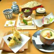 四季と風情を感じつつ、職人が手仕込む彩り和食料理と、拘りの自家製「細打ちうどん」を楽しめる人気コース