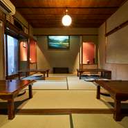 和情緒感じる神楽坂の石畳路地兵庫横丁を入るとすぐ左に見える黒板塀の古民家が和食処「神楽坂おいしんぼ」。懐かしくも新鮮な板の間に畳敷きのお座敷広間は昭和レトロな旅館の様な佇まい。寛ぎながらの食事をどうぞ