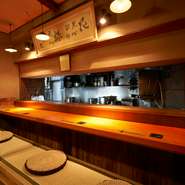おいしんぼのカウンターは畳に座って掘りごたつで足を延ばして楽々寛げる和カウンター。
親しい方とゆったりと、季節の美味しいお酒を嗜みつつ、毎日届く旬のおすすめで季節の味わいをお楽しみ下さい