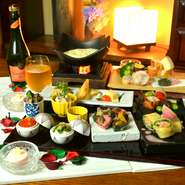 気兼ねない中の良い間柄なら雰囲気漂う昔ながらのお座敷完全個室で足を崩して気軽に飲んで食べて楽しんでいって下さい！名物湯葉ふぉんでゅが和食料理と楽しめるお得な女子会コースがおすすめ！