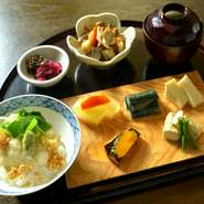 その時季の素材で料理人が手仕込みする、季節もの、定番ものなど「おばんざい」５種盛りと一緒に湯葉あんかけたっぷりの舞妓飯をお楽しみください
～内容～
本日のおばんざい５種盛・小鉢・舞妓飯・香物・汁椀