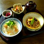 じっくり煮込んで和牛の旨みを甘辛に仕上げたしぐれ煮は、舞妓飯との相性抜群です。
～内容～
和牛しぐれ煮・小鉢・舞妓飯・香物・汁椀