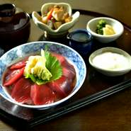 三崎港より毎朝届く「鮪」を捌いて綺麗に盛った丼にお好みで摺りたての山芋とろろをかけてお召し上がり下さい
～内容～
・三崎漁港直送「マグロ」の山掛け丼
・おばんざい小鉢一品
・京漬物
・白味噌おみおつけ