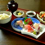 三崎港で毎朝届く「鮪」を始め、旬の鮮魚介を捌いたお刺身盛合せをご堪能下さい
～内容～
・佐渡コシヒカリの炊き立て白飯
・三浦三崎漁港直送「マグロ」や旬鮮魚刺身
・おばんざい小鉢
・京漬物
・白味噌おみおつけ