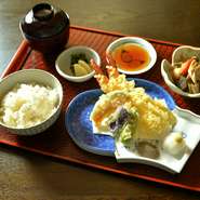 プリップリな大海老を二本と季節の野菜をからりと揚げた天ぷら盛りをご堪能下さい
～内容～
・佐渡コシヒカリの白飯
・大海老二本と季節野菜の天ぷら盛り合わせ
・おばんざい小鉢一品
・京漬物
・白味噌おみおつけ