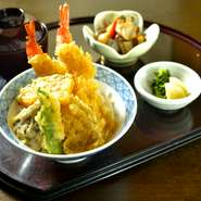 プリプリで大振りな大海老を二本と季節の野菜をからりと揚げた天ぷらを盛った天丼をお楽しみ下さい
～内容～
・大海老二本と季節野菜の天丼
・おばんざい小鉢一品
・京漬物
・白味噌おみおつけ