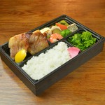 毎日漁港より届く旬魚を職人の技で焼き上げて盛り込んだ和食を味わう手作りお弁当です。