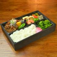 熊本天草の畜産農家が大事に育てた幻のA5ランクの黒毛和牛をじっくり煮込んでしぐれ煮ににして炊き立てご飯と共にお弁当に盛り込みました。