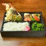 生麩田楽や、季節を彩る手仕込み料理に、からりと揚げたての天ぷらを詰め合わせたお弁当です。
～内容～・天ぷら・和総菜・ご飯・香物
※写真は料理イメージで、内容は異なります