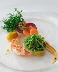 バラエティ豊かに織りなす人参の食感や甘味の違いを楽しんで『ボタン海老のミキュイ　ニンジンのバリエ』