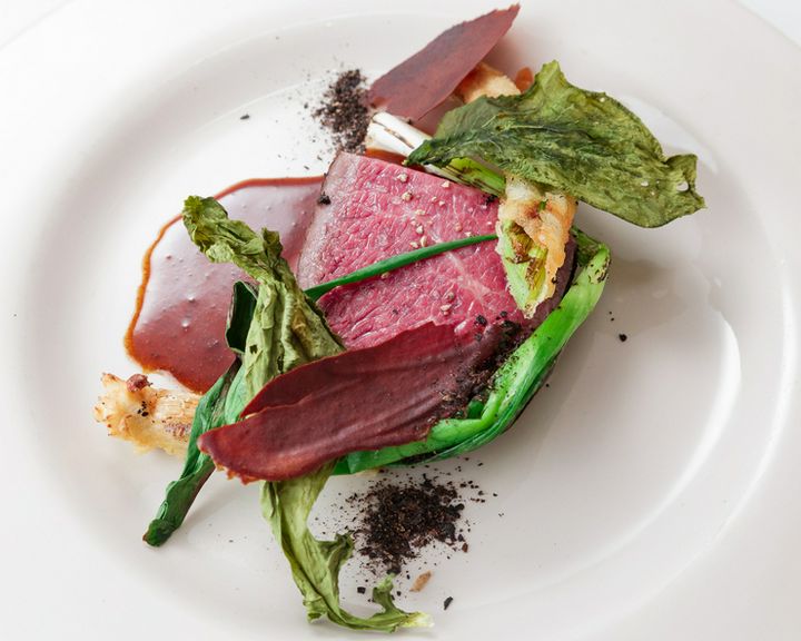 低温調理で旨みを閉じ込め、ジューシーかつやわらかな食感に焼き上げる『近江牛 イチボのロースト』