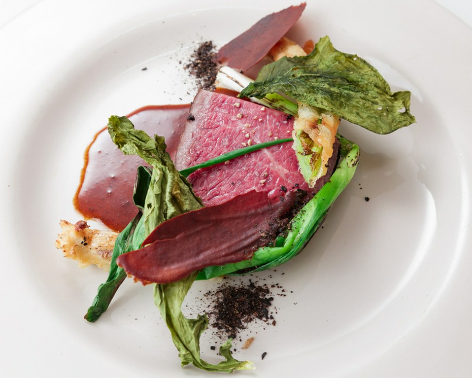 低温調理で旨みを閉じ込め、ジューシーかつやわらかな食感に焼き上げる『近江牛　イチボのロースト』