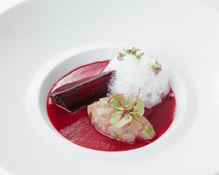 塩釜ローストで甘みを引き出したビーツを、フランボワーズ香るボルシチソースで『ビーツのサラダ仕立て』