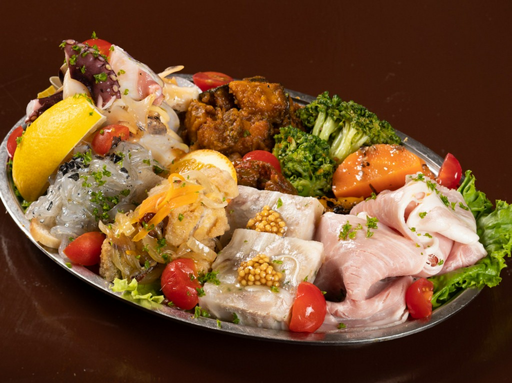 ボリュームたっぷりの豪快な港町風一 皿『イタリア前菜盛り合わせ』