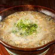 すっぽんスープをベースに、ご飯とふわふわの玉子を加えたシンプルな雑炊。九条ネギの香りが、雑炊の風味にさらなる奥行きを与えています。お腹いっぱいのゲストも思わず平らげてしまう味わいです。