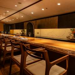 白く映える椋の一本彫で設えられた白木のカウンター