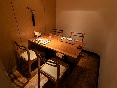 テーブル個室でゆったりとしたお食事のひととき