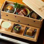 お食事の始まりにまずは料理長が厳選した四季折々の食材を一品一品丁寧に手仕込みした料理を取り揃えた八寸料理をお愉しみいただきます