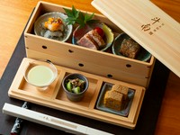 お食事の始まりにまずは料理長が厳選した四季折々の食材を一品一品丁寧に手仕込みした料理を取り揃えた八寸料理をお愉しみいただきます