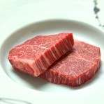 海に囲まれた熊本県天草の特産黒毛和牛は、南国の温暖な気候と大自然の中でミネラル豊富な牧草を食べてのびのびと育てられます。ほど良く引き締まった良質の霜降りに、甘みと柔らかさが特徴の稀少牛です。