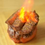宮城は仙台出身の店主が自信をもっておすすめする「牛タン」は噛むほどにジューシーで旨みも抜群。
贅沢に厚切りカットして、香ばしく炙った牛タンは、ワインと一緒に召し上がると更に美味しさ倍増！ 