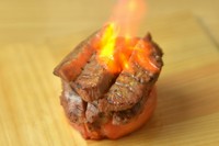 宮城は仙台出身の店主が自信をもっておすすめする「牛タン」は噛むほどにジューシーで旨みも抜群。
贅沢に厚切りカットして、香ばしく炙った牛タンは、ワインと一緒に召し上がると更に美味しさ倍増！ 