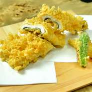大振りな「穴子」を料理人が捌いてからりと揚げた天ぷらです。ふんわり柔らかな食感とさっぱりとした白身の旨みをご堪能下さい。 