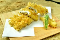 大振りな「穴子」を料理人が捌いてからりと揚げた天ぷらです。ふんわり柔らかな食感とさっぱりとした白身の旨みをご堪能下さい。 