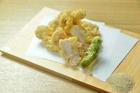 柔らかくてジューシーな秋田特産「比内地鶏」を揚げたての鶏天でどうぞ。