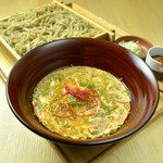 コクの旨味と胡麻の風味が絶妙の甘辛い自家製胡麻だれに、自家製九一蕎麦が良くからむ、一度食べたらクセになる、ぜひ食べていただきたい僖蕎お薦めの特製蕎麦です。