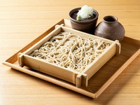 そばの名産地「茨城」より届いた「常陸秋の蕎麦粉」を使って、店主が風味とのどごしにこだわった「二八」の割合で毎朝お作りしております自家製蕎麦をぜひ江戸前辛口つゆで粋にご賞味下さい。