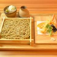 ぷりぷりの新鮮な大海老の天ぷらとお蕎麦を存分にご堪能下さい。