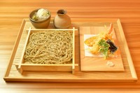 ぷりぷりの新鮮な大海老の天ぷらとお蕎麦を存分にご堪能下さい。