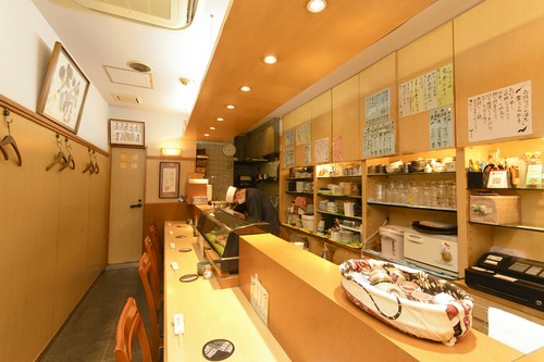 店主と女将との距離感も心地よいカウンター
