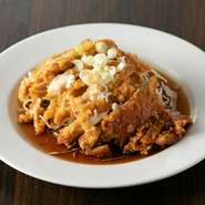 外はサックサクで中はジューシー。ボリューム満点でお得、お酒の進むピリ辛の味は癖になっちゃいます。