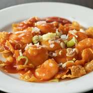 プリップリの海老にピリ辛ソースが絡み合う、箸がすすみます。