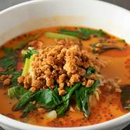 香ばしく濃厚な胡麻の香り、程よい辛さのスープは〆の逸品です。