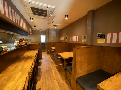 バリエーション豊富な料理を囲んで盛り上がる歓送迎会
