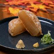 丁寧に炊いた厚切りの新鮮な大根をカラリと揚げた一品。サクサクの衣の食感の後からしみうまの大根の旨みがじんわり。少し置いて衣がしっとりしてから食べればまた違ったおいしさに。数量限定の人気メニューです。