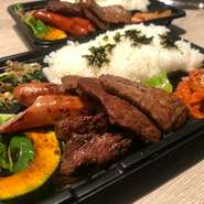 当店では、Wolt・出前館によるデリバリーも可能です。お店の味を是非ご自宅でも！
Woltではホームパーティー用に焼肉盛合せやお食事の付いた当店自慢のコースメニューをアレンジした焼肉セットもご用意！