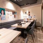 白を基調とした清潔感溢れる店内では、女子会でも会話が弾むこと間違いなしです。
女性のお客様にも嬉しい紙エプロンやヘアゴムもご用意しております。