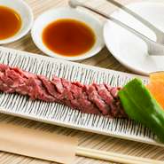 厚めのハラミですが、職人の手により綺麗に隠し包丁が入れられており、食べやすい逸品。自家製のタレに漬け込まれており、味がよく染み込み、柔らかく肉の旨みを逃しません。