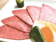 No.1人気メニュー復活!三水苑に来た大半のお客様が注文される5秒ロース。
仙台牛の赤身と刺しのバランスがたまらないウチモモを使用した希少部位!
※【卵黄無しの5秒炙りロースは2,500円】