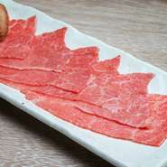 仙台牛ですが脂身控え目。卵黄、おろしポン酢、とろろ、とろけるチーズなど選べる付け合わせにからめてお召し上がり下さい！