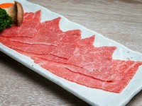 仙台牛ですが脂身控え目。卵黄、おろしポン酢、とろろ、とろけるチーズなど選べる付け合わせにからめてお召し上がり下さい!