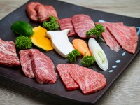 ネギ塩タン・仙台牛ネギ塩炙り焼き・仙台牛トロ炙り焼き・仙台牛カルビ・仙台牛特上ハラミ・ハラミの盛り合わせ（塩ものは味ネギとレモンだれで！）※写真は2名盛りです